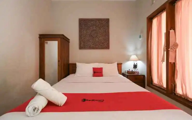 RedDoorz near Mertasari Beach 2
