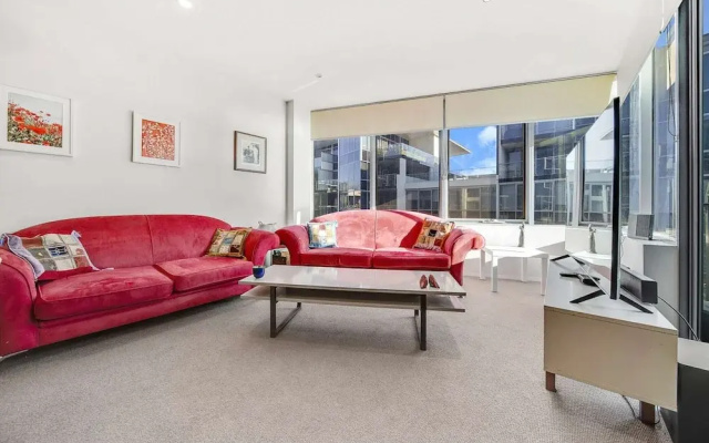 Canberra Lakefront 2-bed With Pool,