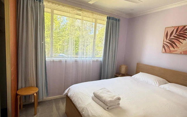 Scullin 3BR House, Free WiFi, Netflix, Parking