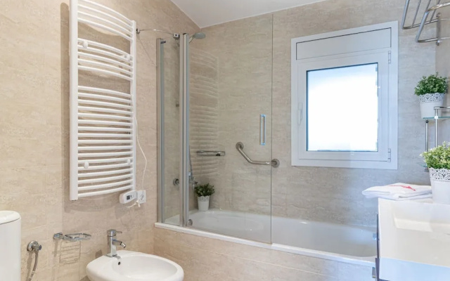 4 bedroom villa with pool in the channel of Empuriabrava