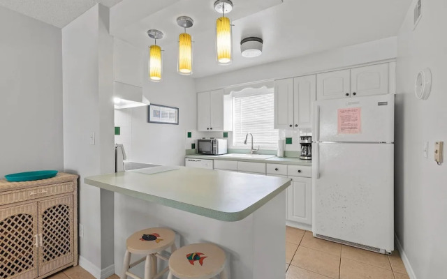 Colony Beach Club 120