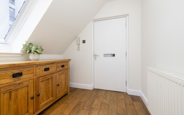 JOIVY Inviting Flat Near Edinburgh Castle W/ Parking