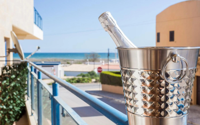 2 bedroom Sea View apartment, private parking