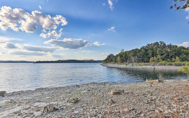 'foxtail' Cabin Retreat: Steps to Beaver Lake!