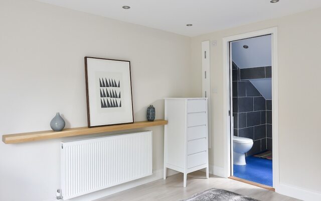 Large 4BR House in S.W. London - Sleeps 10!