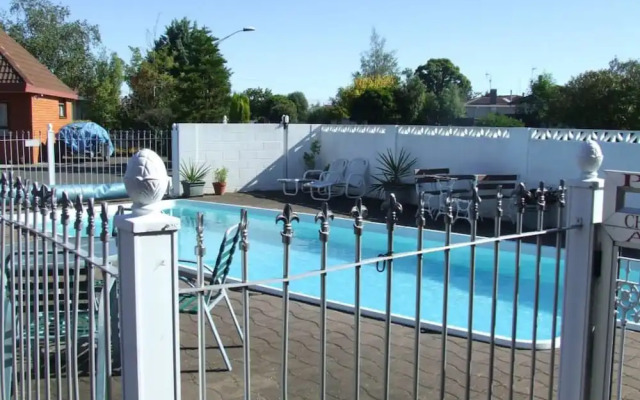 Ace High Motor Inn