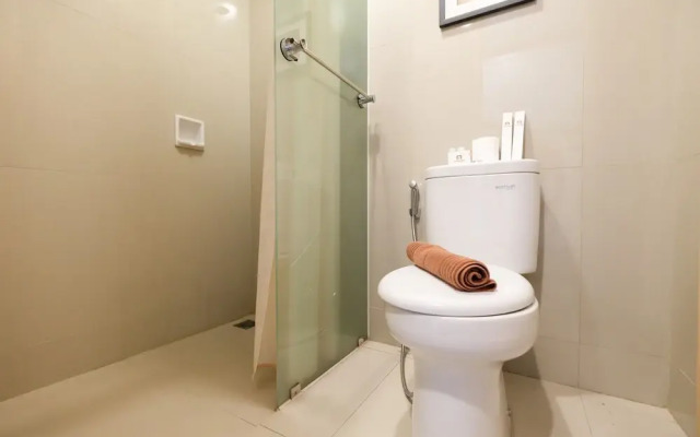 Homey Studio Room Tree Park Apartment near BSD City By Travelio