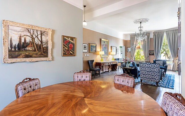 Well-designed Chelsea Flat