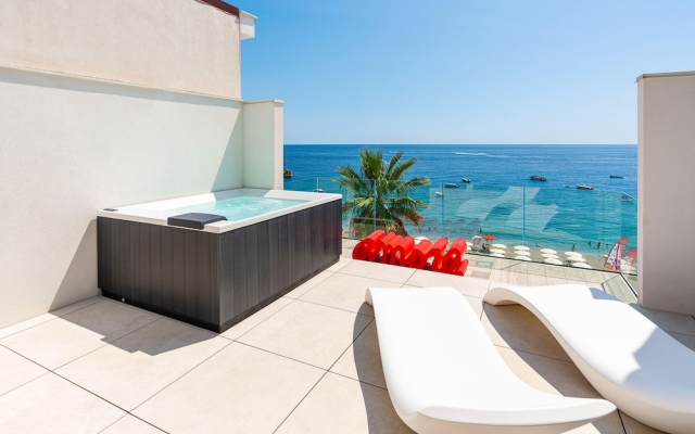 Exclusive Seafront Flat With Terrace and Jacuzzi - By Beahost Rentals