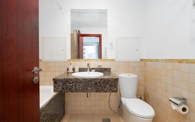 Whitesage - Magnificent Waterfront Apt, Steps From the Beach