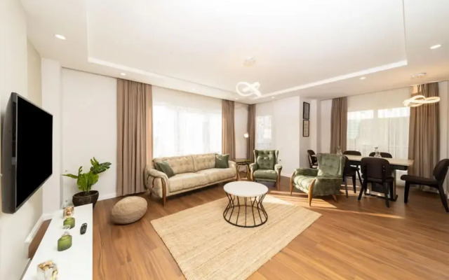 Central Flat With Balcony Near Sea in Muratpasa