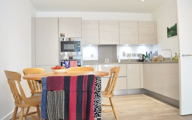 East London 2 Bedroom Flat With Balcony