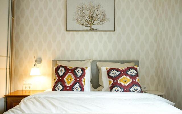 Charming 1BD Old Town Apartment by Hostlovers