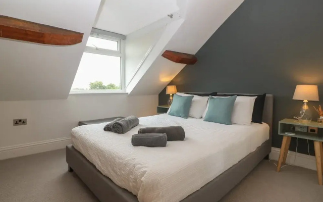 Apartment 2, Gorwel Glas