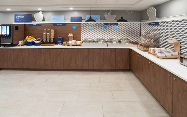 Holiday Inn Express & Suites Moose Jaw, an IHG Hotel