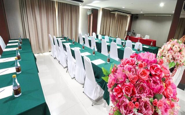 Convenient Grand Hotel (SHA Extra Plus)