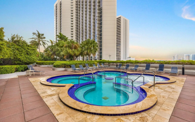 Bayfront Gem With Balcony and Pool