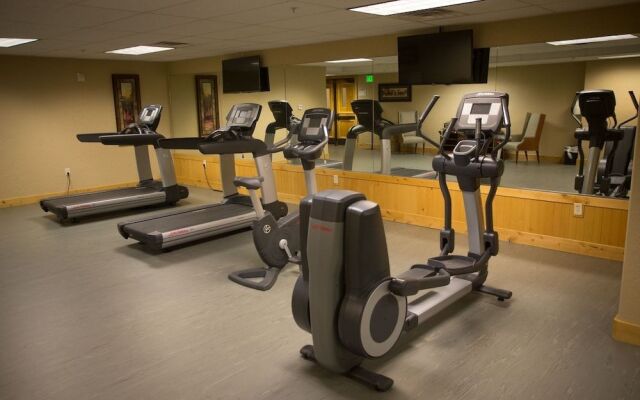 Silverado Lodge with Easy Pool Access by RedAwning