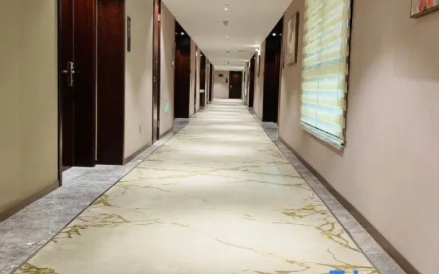 Asia Europe Hotel (Lan Da Er Yuan Branch, Xiguan Metro Station)