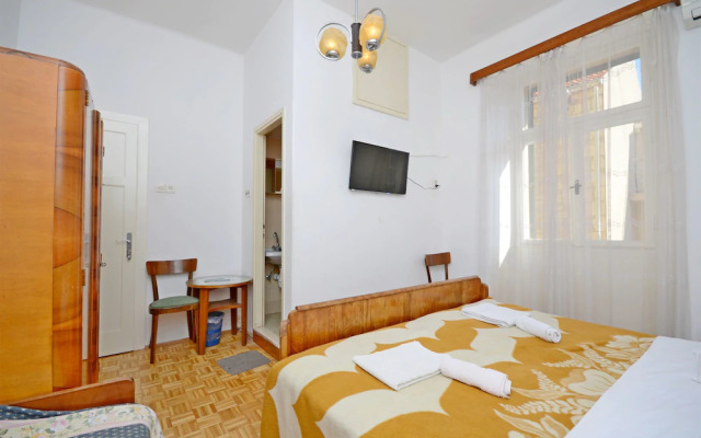 Apartment and Rooms Dragana
