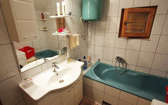 Apartment Šera - 50 m from beach: A3 Pisak, Riviera Omis