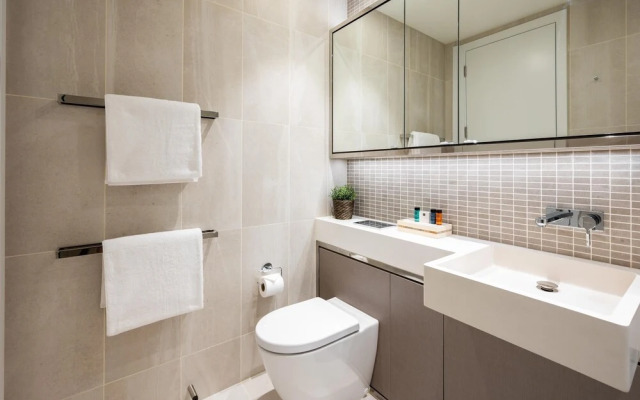 Stunning two Bedroom Docklands Apartment With Balcony