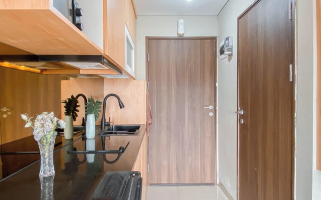 Cozy And Minimalist Studio At Lrt City Sentul Apartment – Guest Rooms – Kadumangu