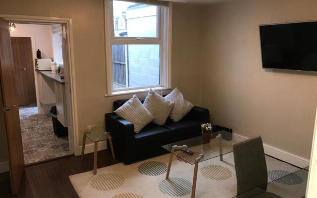 Ground Floor Contemporary 1 Bed Apartment