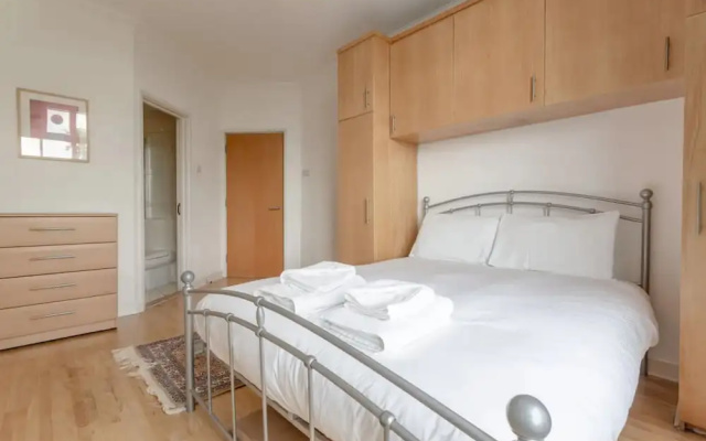 Large & Central 2BD Flat - Tower Hill