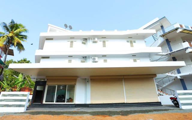 OYO 37302 White Cort