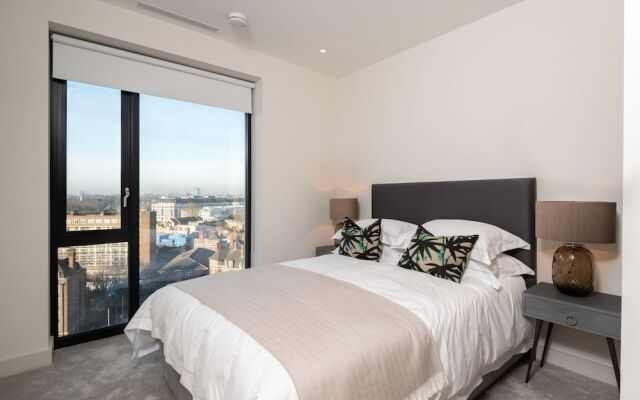 Modern Family Home close to Victoria Station