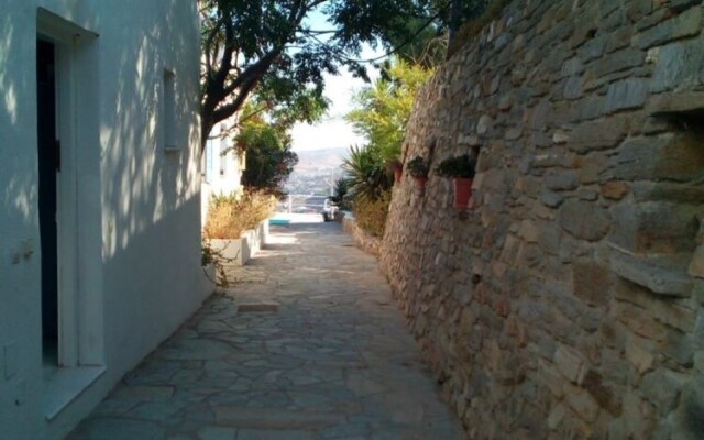 "semi-detached House on the Heights of Parikia - Exceptional View of the Cyclades"