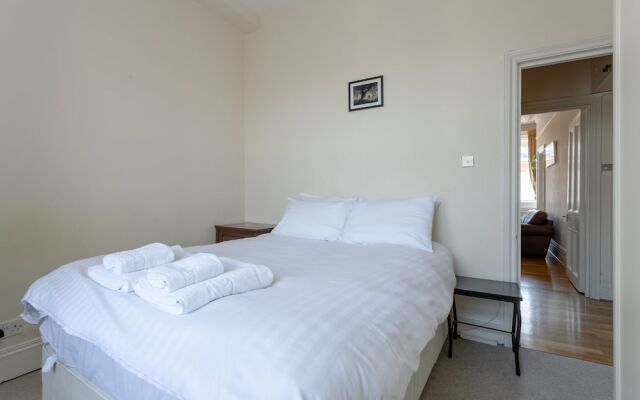 Traditional 2 Bedroom Flat in South Kensington