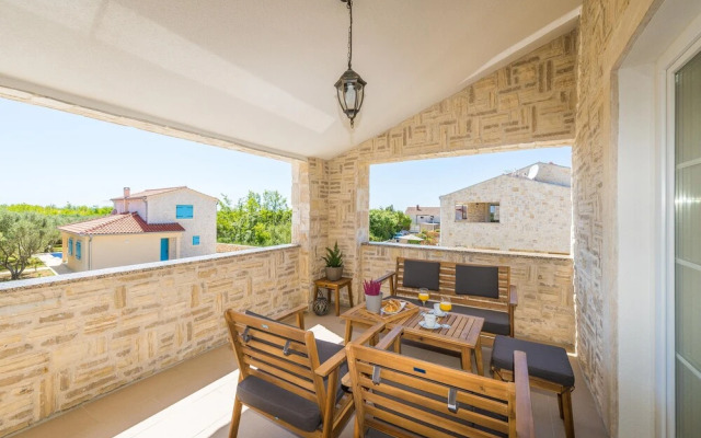 Luxury Villa With Heated Pool 05