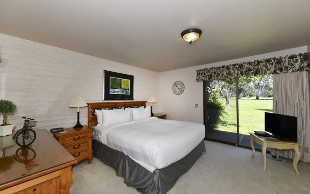 16 Fairways 2 Bedroom Condo by RedAwning
