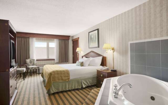 Ramada by Wyndham Saginaw Hotel & Suites