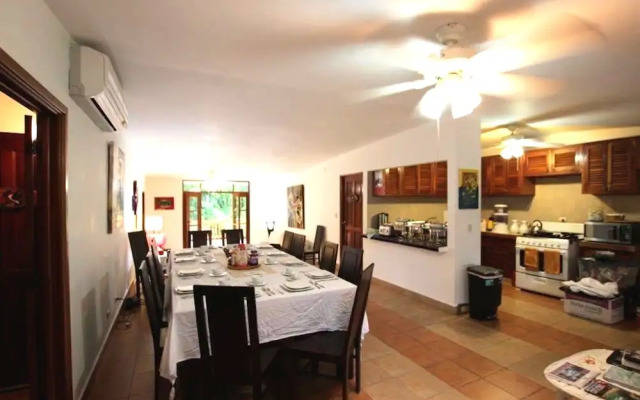 Contadora Island Inn B&B
