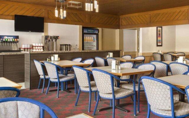 Travelodge Hanna Canada Grey