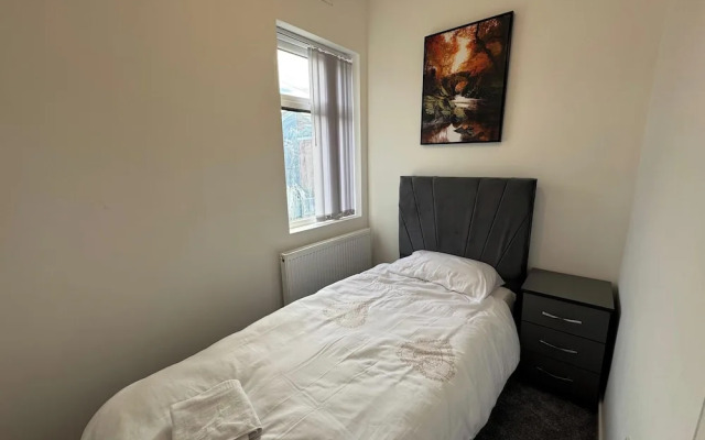 Housesleeps9-patio-parking-familyok