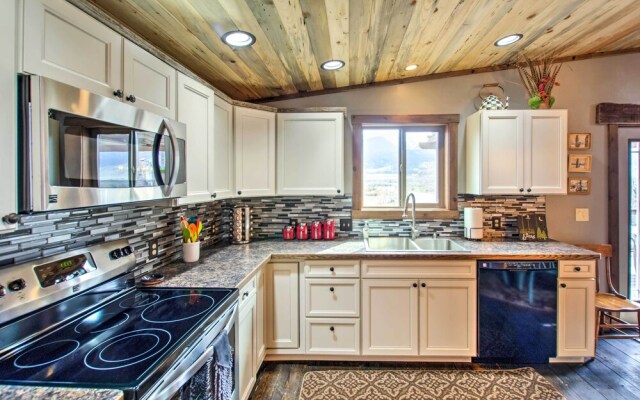 Lovely Livingston Loft w/ Mountain & River Views!