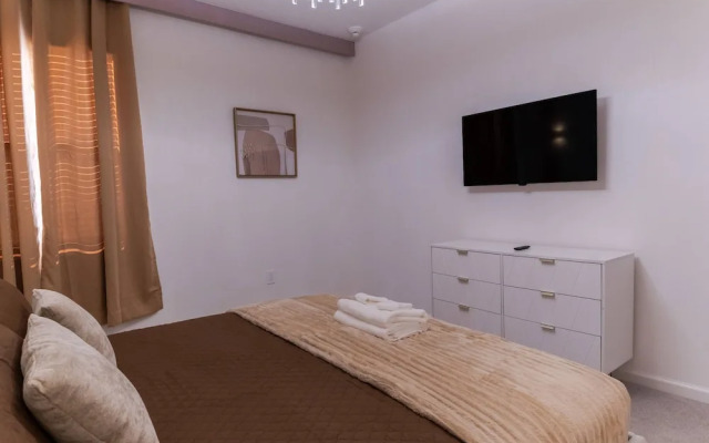 Sophisticated 9 Bedroom Close to Disney