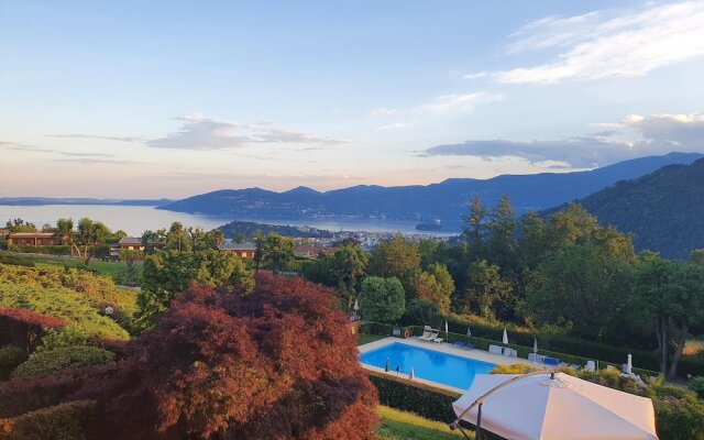 Primavera Apartment With Lake View in Residence