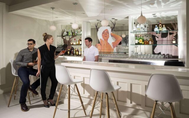 Sportsmens Lodge Hotel