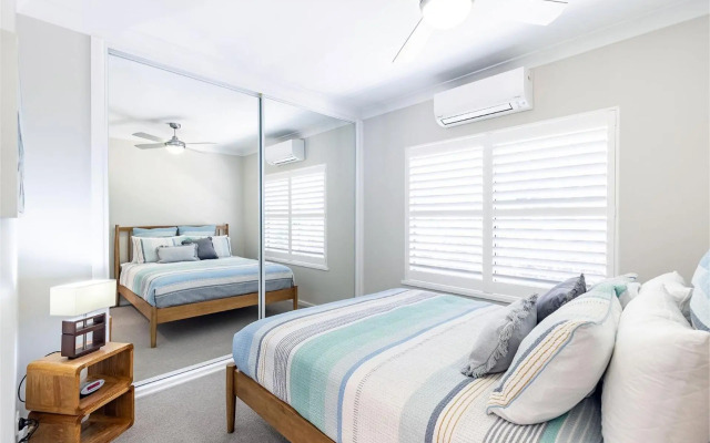 Sandy Beach House - Corlette Waterfront