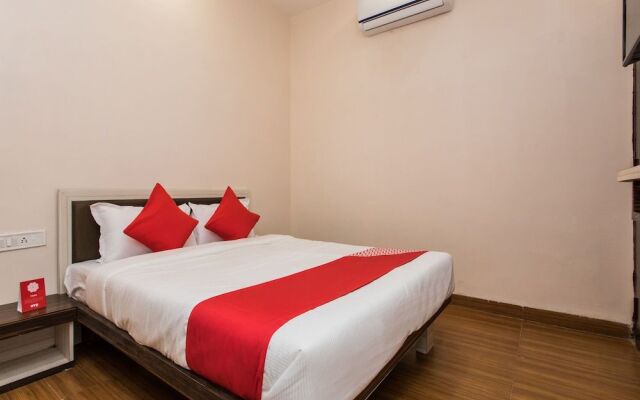 OYO 12161 Hotel Madhur Inn