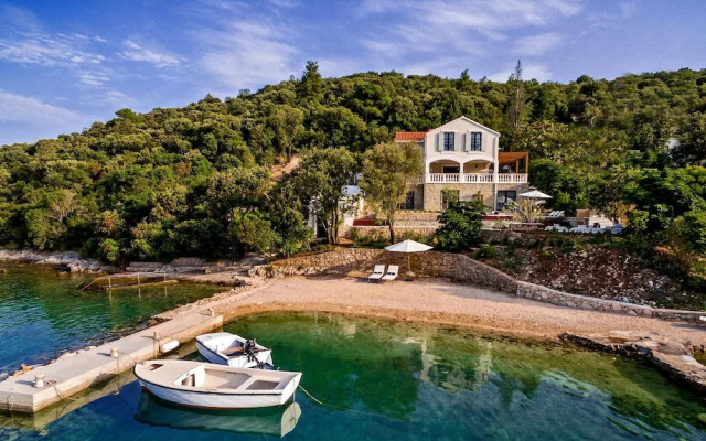 Beachfront Villa Feodora Grande