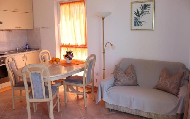 Apartments with a parking space Makarska - 19009