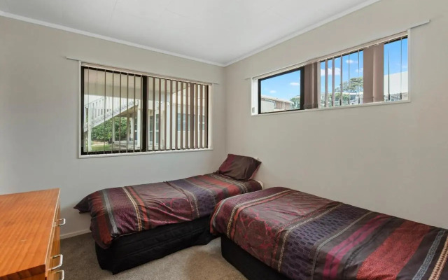 Oceanside Bach - Mount Maunganui Holiday Home