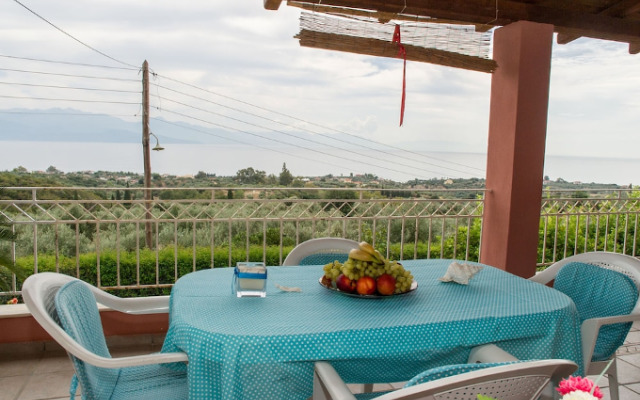 Country house with panoramic view and beach access