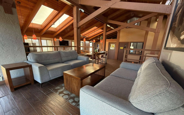 Super 8 by Wyndham Hutchinson